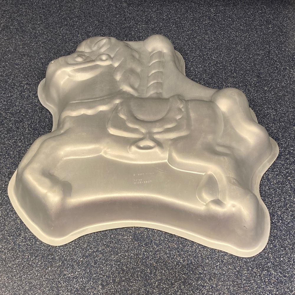 Wilton Silver Cake Pan - merry go round Horse